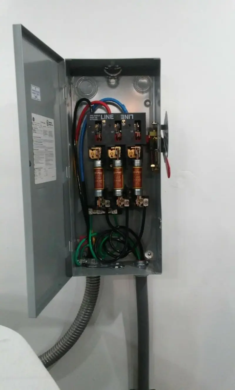 Three-phase disconnect switch installed for Smoke Detector Installation in Madeira